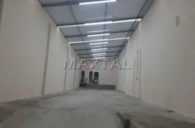 Galpão de  460m², piso superior e inferior, com banheiro, possuindo um galpão em baixo separado.