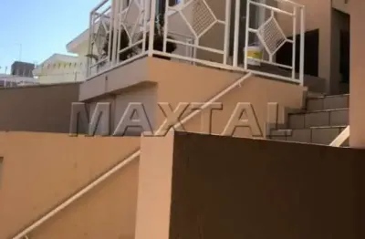 Sobrado à venda em condomínio fechado na Vila Nivi,  com 2 dormitórios e 2 vagas.