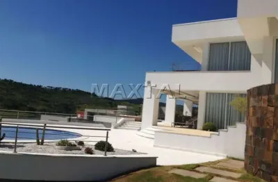 Casa alto padrão de  608m², 4 suítes, 12 vagas, piscina, pé direito alto e porteira fechada.