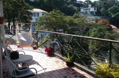 Casa em condomínio fechado com 4 dormitórios, sendo 3 suítes, 3 salas, , copa , cozinha e 3 vagas.