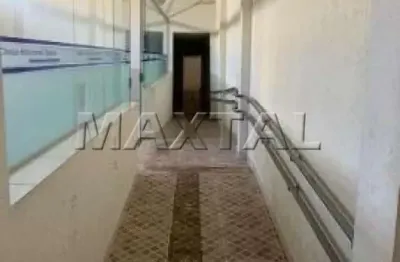 Predio comercial com varias salas multiuso, seis banheiros, piscina, área de serviço.
