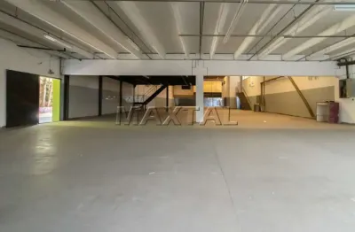 Galpão comercial com 2.000m², altura de 5m, 2 mezaninos, escritórios, copa cozinha e banheiros.