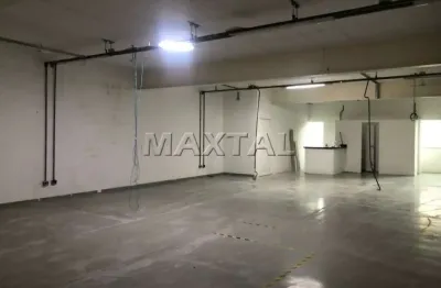Prédio comercial, 3 andares, 1.500m², 20 salas, 15 banheiros, portão automático em santana.