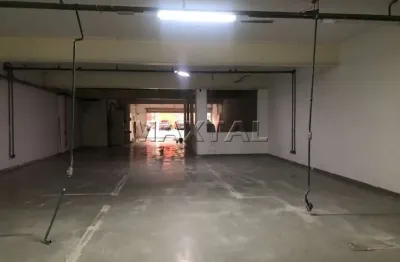 Prédio comercial, 3 andares, 1.500m², 20 salas, 15 banheiros, portão automático em santana.
