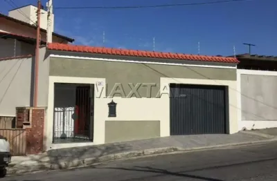 Casa de 3 dormitórios na vila guilherme com armários, piso em madeira, armários na cozinha e vagas.