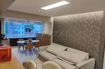 Apartamento de 77m², 2 quartos, 1 sala com sacada com churrasqueira e cozinha com armário.,
