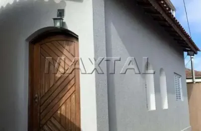 Casa de vila, com área gourmet no piso superior, 2 dormitórios, sala, cozinha, dois banheiros.