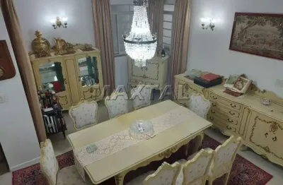 Casa com  3 dormitórios sendo 2 suítes, 4 banheiros, piscina, edícula e 2 vagas