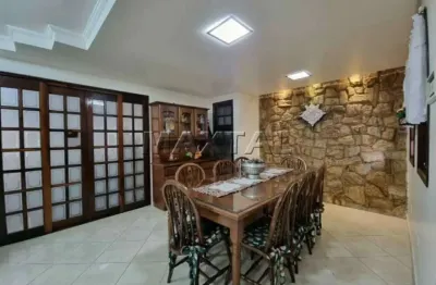 Casa residencial com 3 dormitórios 1 suíte e 3 banheiros , copa e cozinha na agua fria.