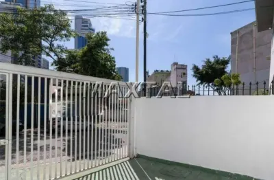 Sobrado comercial de 120m² para alugar próximo ao metrô. Com 2 banheiros e 2 vagas de garagem.