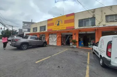 Prédio comercial  de esquina  de 1176m² de área construída, térreo e mezanino, 8 vagas e 6 salas.