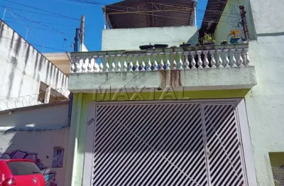 Sobrado à venda com 3 dormitórios, 2 vaga de garagem, sala de jantar, sala de estar e terraço.