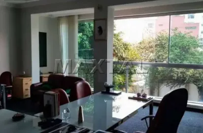 Prédio comercial à venda com 322m², 5 banheiros, 2 cozinhas, recepção, 3 andares.