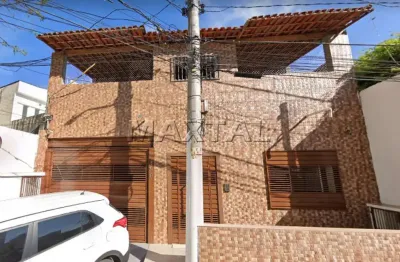 Sobrado em Santana, 200m², 4 dormitórios, 1 suíte, 2 salas, 1 cozinha, 8 vagas de garagem.