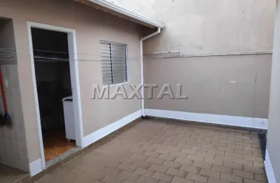 Sobrado à venda, com 3 dormitórios, 2 banheiros, quintal com edícula, 2 vagas de garagem.