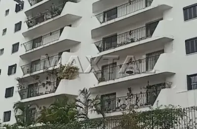 Apartamento com 4 dormitórios, sendo 1 suíte, 4 banheiros, 3 vagas de garagem e uma ampla sala