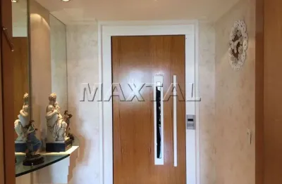 Apartamento 2 unidades  unificadas,  possuí 214m², 4 suítes, 3 salas, 6 banheiros e 4 vagas.
