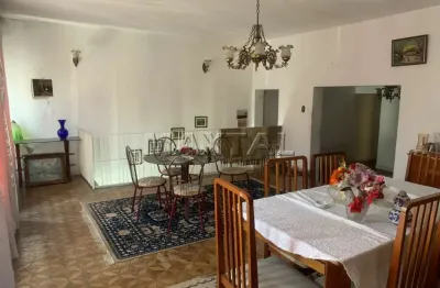 Casa em rua fechada com 3 dormitórios, 1 suíte, 2 banheiros e 2 vagas, no bairro santa teresinha.