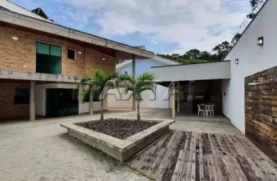 Lindo sobrado com 05 suítes, 01 lavabo, 08 banheiros, 05 vagas de garagem. 460 m².