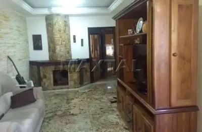 Casas térrea com 330m², 5 quartos sendo 2 suítes, 5 banheiros e 9 vagas de garagem.