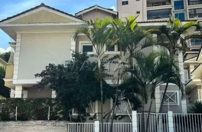 Casa em condomínio com 3 dormitórios, 1 suíte, 3 vagas de garagem, de 156m².