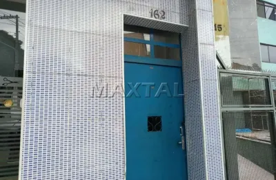 Casa com 1 dormitório, 1 sala com 70m², com edícula. localizado na santa teresinha!