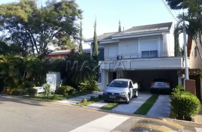 Casa com 3 suítes, 2 salas, 5 vagas, piscina, churrasqueira toda mobiliada.