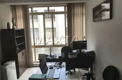 Sala comercial 88m², com dois ambientes, 2 banheiros ao lado da catedral da sé.