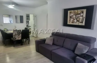 Apartamento com três dormitórios, uma suíte, copa e cozinha, dois banheiros completos e uma vaga.