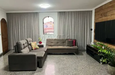 Sobrado à venda de 258m², com 03 suítes e 04 vagas e 5 banheiros, na vila nivi.