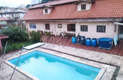 Sobrado à venda, com 5 dormitórios, 2 suítes, 2 salas, 5 banheiros e 8 vagas de garagem.