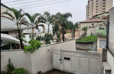 Sobrado em condomínio fechado com 2 suítes, copa e cozinha, sala para dois ambientes e duas vagas.
