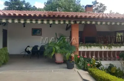 Chácara em mairiporã com 3 dormitórios, sendo 1 suíte, e 5 banheiros, com piscina.