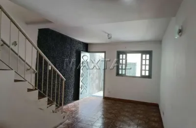 Sobrado para locação com 2 dormitórios, 1 banheiro, sala, cozinha e 1 vaga coberta demarcada.