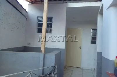 Casa residencial de fundos 40m² contendo um dormitório, uma cozinha e um banheiro.
