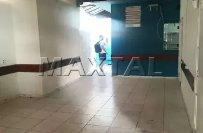 Loja com 100m² de área construída, salão amplo, copa, cozinha e 2 banheiros.