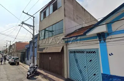 Prédio comercial com 240m², com 4 banheiros e 2 vagas. a 100 metros do metrô san