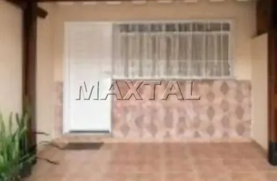 Sobrado residencial de 120m² com 3 dormitórios, sala para 2 ambientes, quintal e vaga.