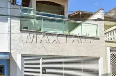 Casa com 3 dormitórios, sendo 1 suíte, 2 vagas de garagem e área gourmet com uma grande varanda!