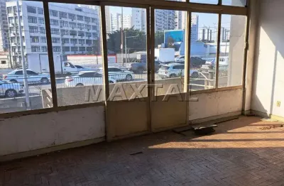 Prédio comercial com salão amplo no térreo e 5 salas comerciais e um terraço  grande.