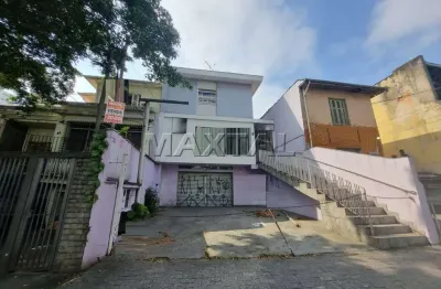 Sobrado à venda com bastante frente, 223m² com 3 quartos no bairro da água fria, quintal grande.