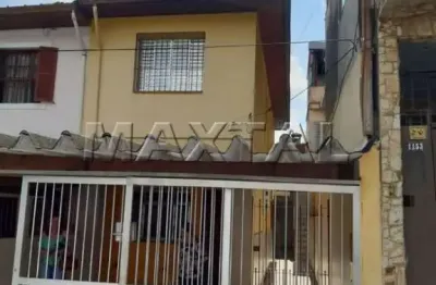 Sobrado  com 140m² de terreno e 105m² de área construída, com 2 dormitórios, 3 banheiros e 2 vagas