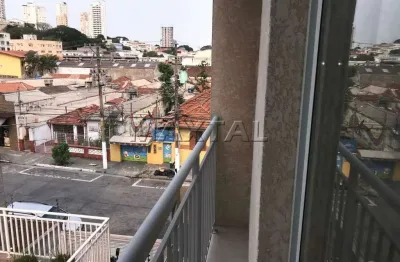 Apartamento de condomínio, 47m², 2 dormitórios, 1 sala, 1 banheiro, área de serviço e varanda.