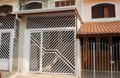 Sobrado em Santana com 120m² contendo 3 dormitórios, 2 banheiros e 1 vaga coberta de garagem.