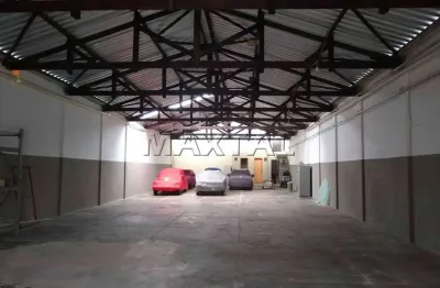 Galpão comercial com 320m², com pé direito de 4 metros, escritório, piso de concreto, 4 banheiros