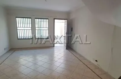 Sobrado em condomínio, 114m² com 3 dormitórios, 1 suíte e 2 vagas.