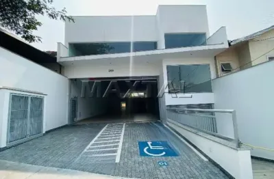 Salão 740 m², salão térreo com 2 banheiros e 1 copa, mezanino com 1 banheiro, subsolo,  e 5 vagas.
