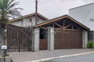 Sobrado com 4 dormitórios, sendo 1 suíte, sala e 3 vagas de garagem, no jardim guapira.