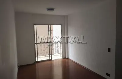 Apartamento à venda com 2 dormitórios, 1 sala com sacada, 1 banheiro social e 2 vagas, de 65m².