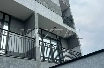 Sobrado à venda de 180m², com 3 suítes, 4 vagas e sacada, na parada inglesa.